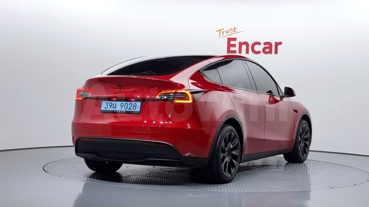 Tesla Model Y 2024 — 3