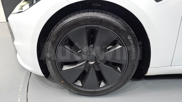 Tesla Model 3 2024 — 5