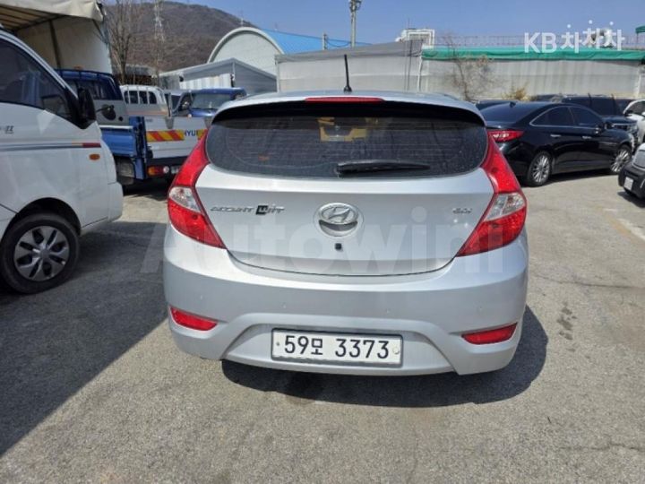 Hyundai Accent 2011 — 5