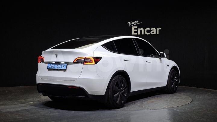 Tesla Model Y 2024 — 2