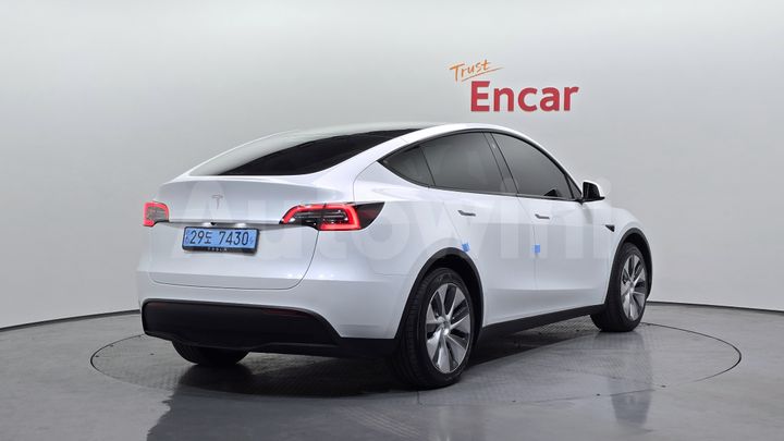 Tesla Model Y 2024 — 2