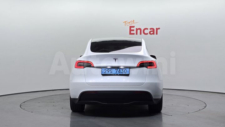 Tesla Model Y 2024 — 4