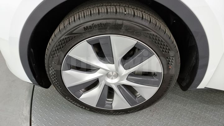 Tesla Model Y 2024 — 5