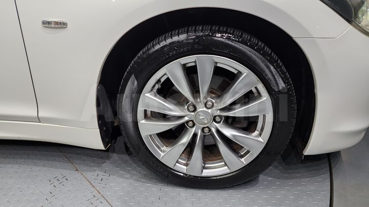 Infiniti M