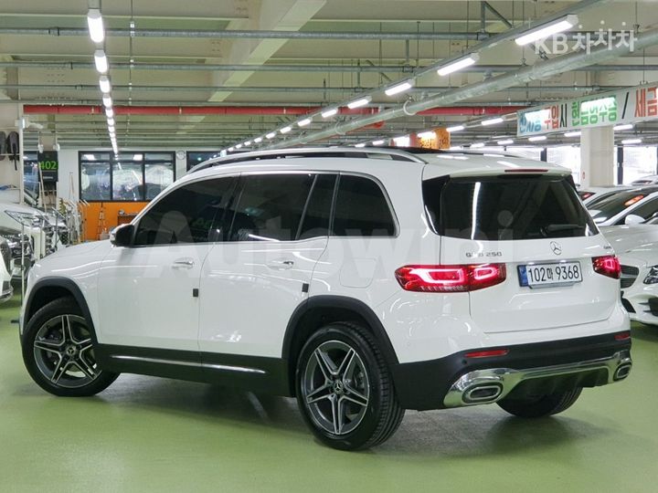Mercedes Benz GLB Class 2023 — 3