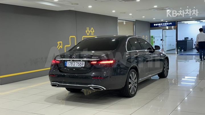 Mercedes-Benz E Class 2023 — 4
