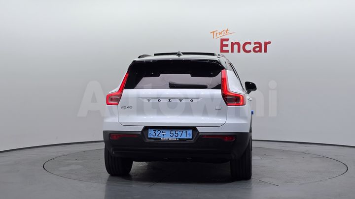 Volvo XC40 2022 — 4