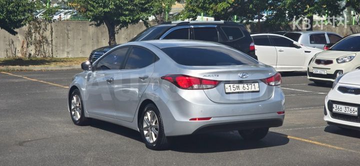 Hyundai Avante 2015 — 3