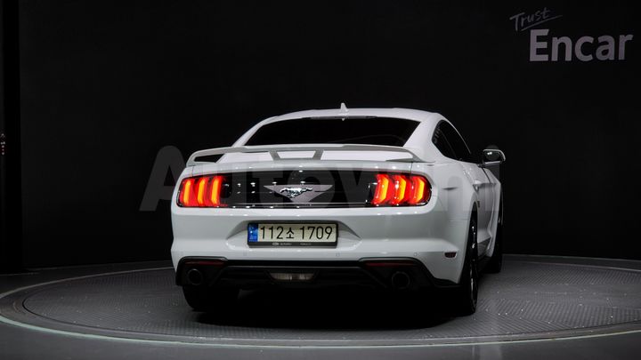 Ford Mustang 2021 — 4