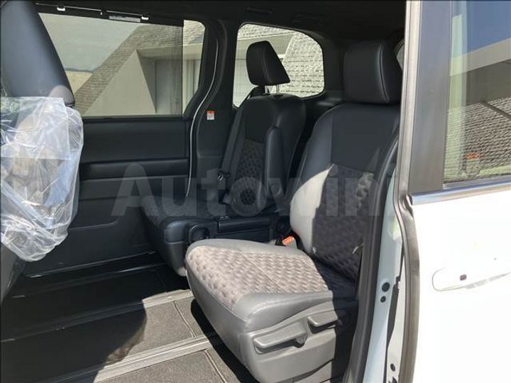 Toyota Voxy 2023 — 5