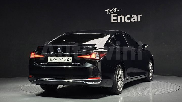 Lexus ES 2019 — 2