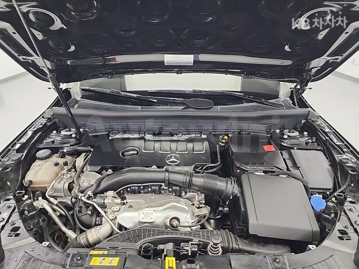Mercedes Benz GLB Class 2023 — 5