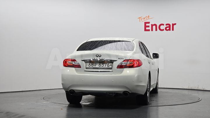 Infiniti M