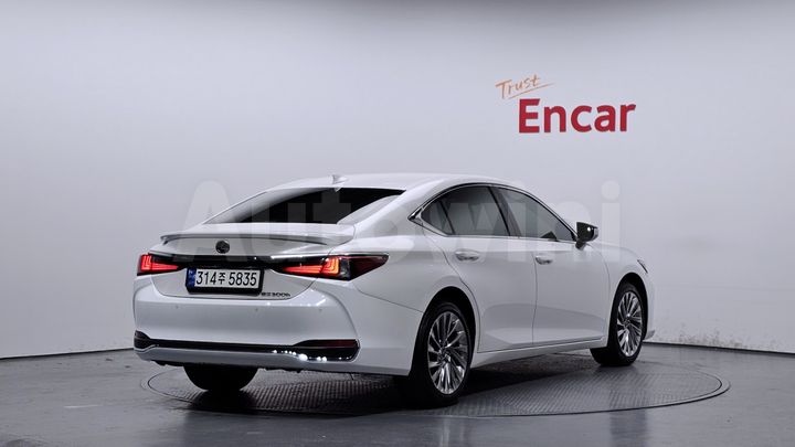 Lexus ES 2023 — 2