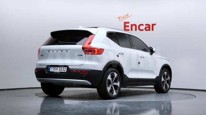Volvo XC40 2023 — 2