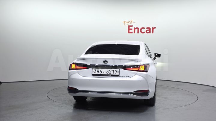 Lexus ES 2023 — 4