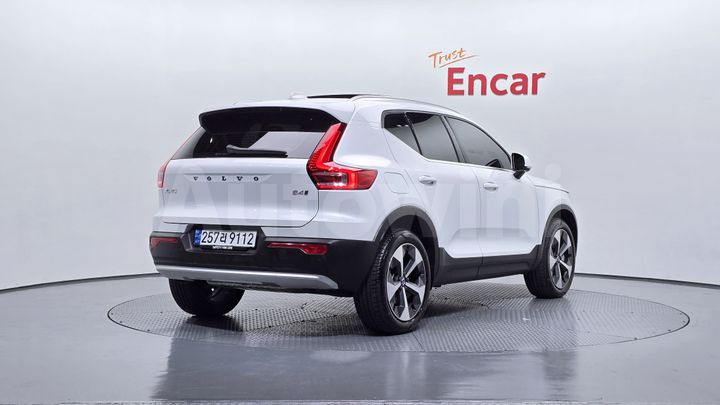 Volvo XC40 2024 — 2