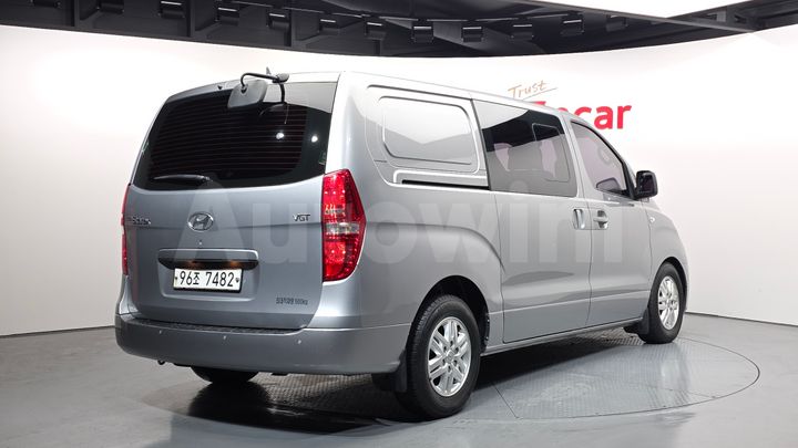 Hyundai Starex 2017 — 2