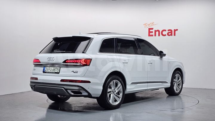 Audi Q7 2021 — 2