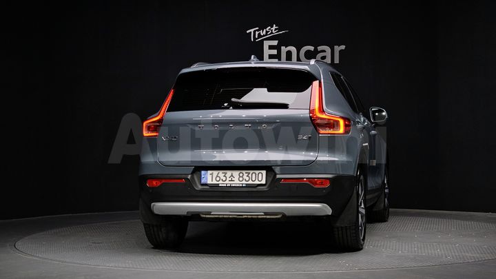 Volvo XC40 2023 — 4