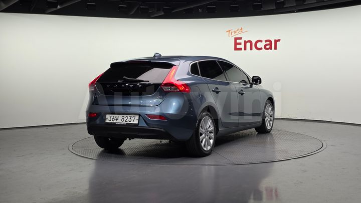 Volvo V40 2014 — 2