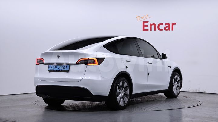 Tesla Model Y 2024 — 2