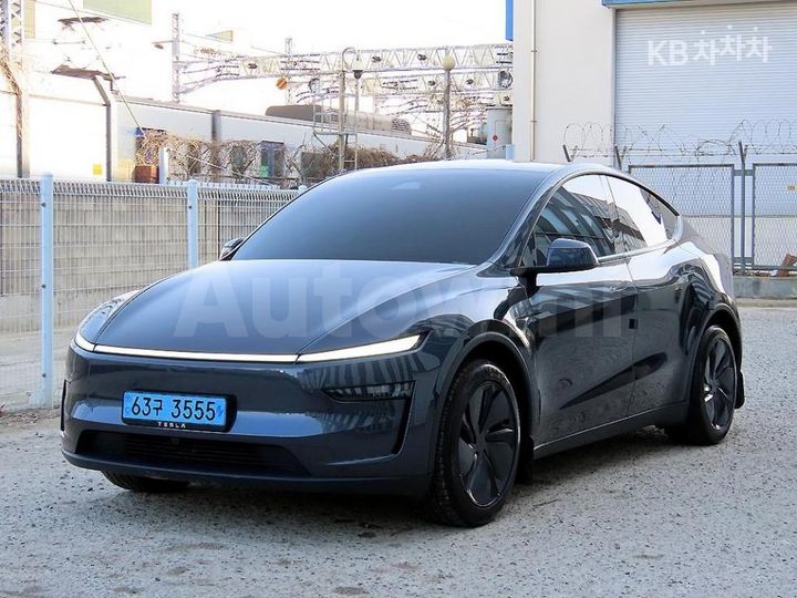 Tesla Model Y 2025 — 2