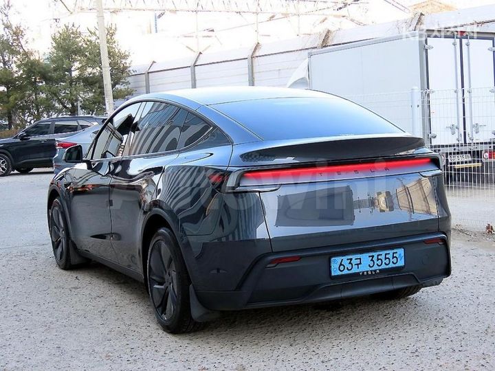 Tesla Model Y 2025 — 3