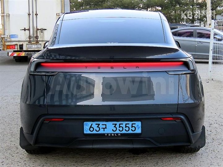 Tesla Model Y 2025 — 4