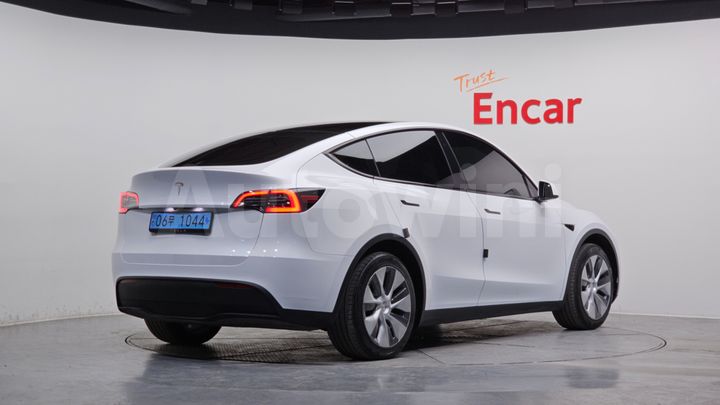 Tesla Model Y 2024 — 2