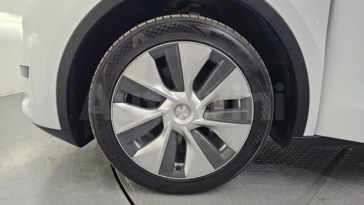 Tesla Model Y 2024 — 5