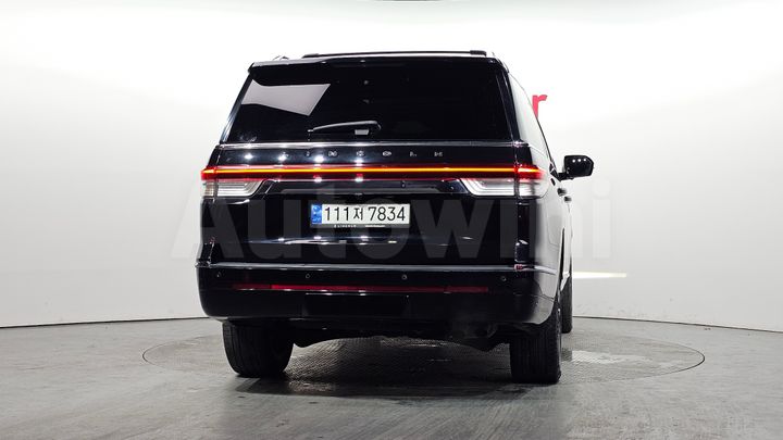 Lincoln Navigator 2023 — 3