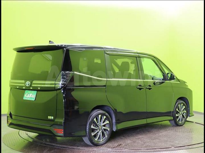Toyota Voxy 2023 — 2