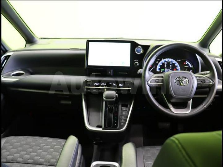 Toyota Voxy 2023 — 3