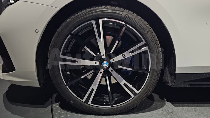 BMW 5 Series 2025 — 5