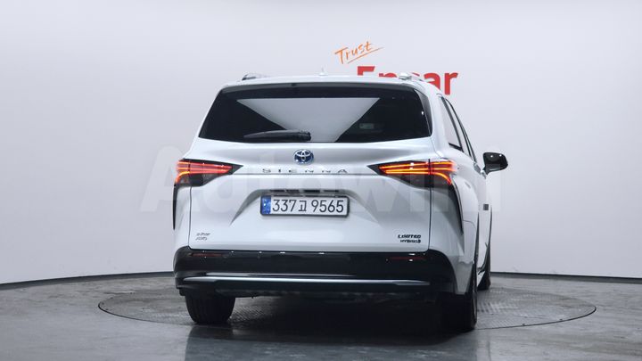 Toyota Sienna 2023 — 4