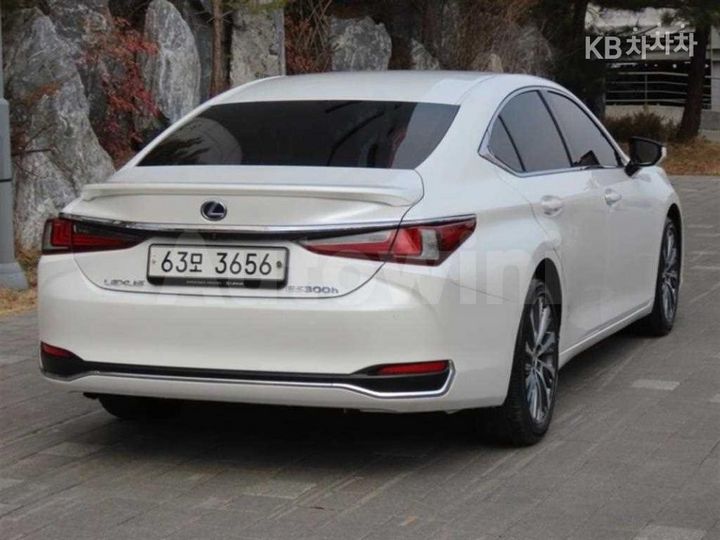 Lexus ES 2019 — 3
