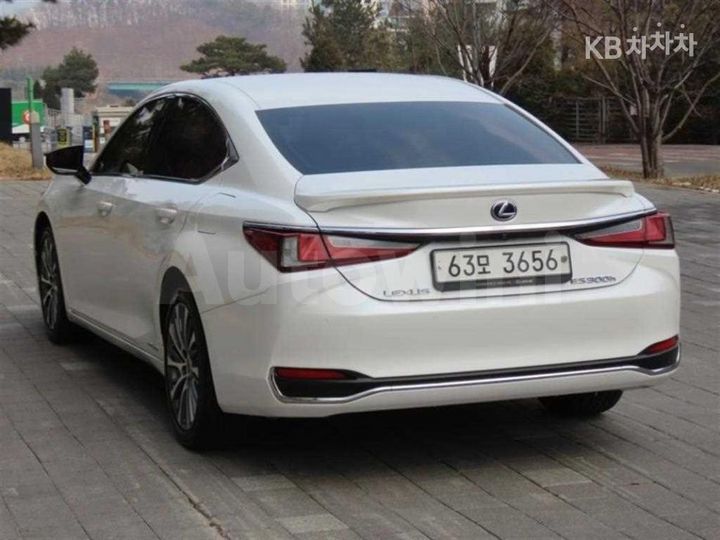 Lexus ES 2019 — 4