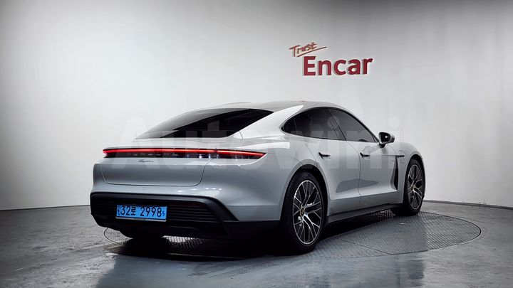 Porsche Taycan 2022 — 2