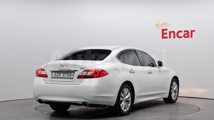 Infiniti M 2011 — 2