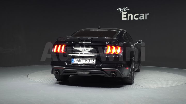 Ford Mustang 2022 — 4