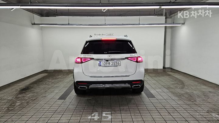 Mercedes Benz GLE Class 2023 — 3