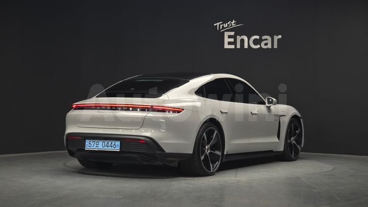 Porsche Taycan 2022 — 2