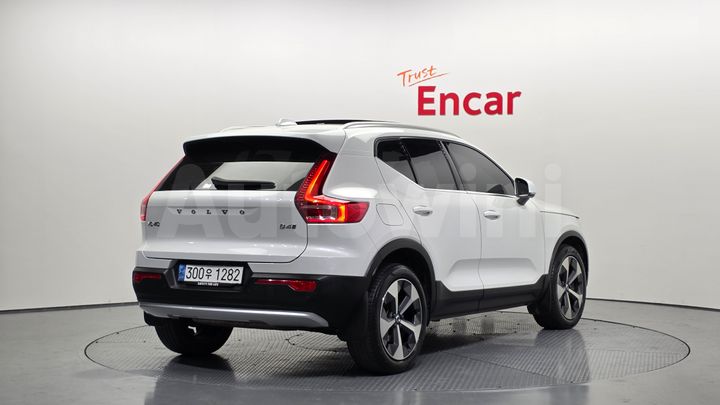 Volvo XC40 2023 — 2