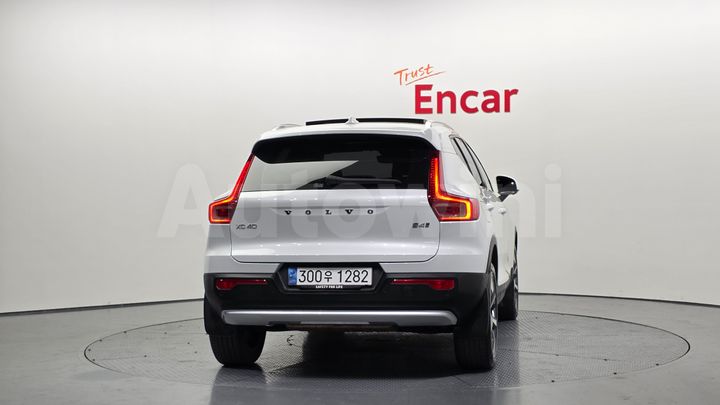 Volvo XC40 2023 — 4