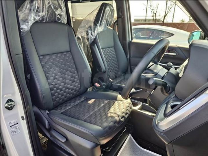 Toyota Voxy 2023 — 4