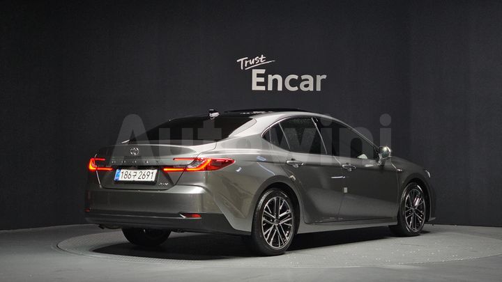 Toyota Camry 2025 — 2