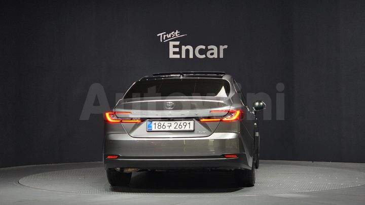 Toyota Camry 2025 — 4