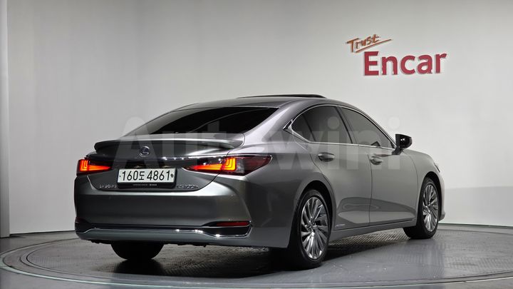Lexus ES 2019 — 2