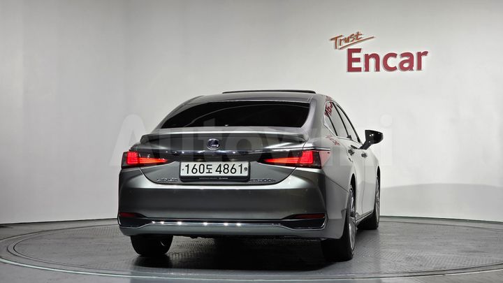 Lexus ES 2019 — 4